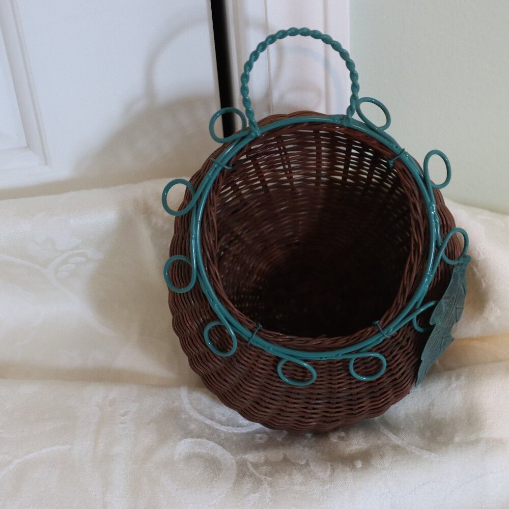 Decorative Oval Hanging basket Green Metal Trim with Leave Design